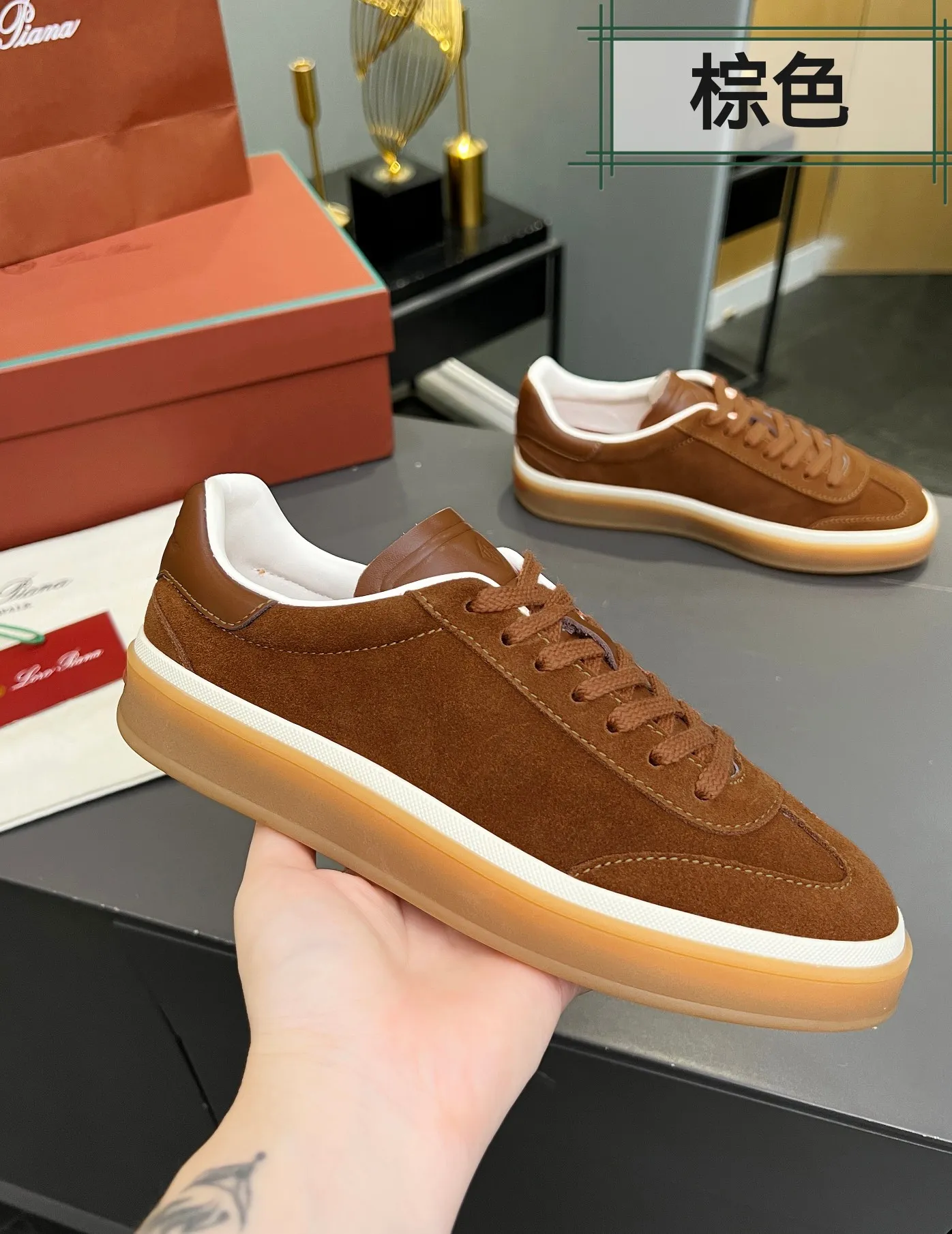 Men's shoes 💰600 purchasing agent, high version 🦅⛳️ Italy [Loro Piana] Tennis walk series LP couple's moral training shoes casual sports shoes sneakers 🎁🎁 Original purchase development and production This new suede tennis shoe adopts an ultra-low design, suitable for wearing all year round 👫👫 The wrapped sole creates an effortlessly attractive color combination that harmoniously blends functionality with understated style, making it the ideal shoe for urban wear. Soft calfskin tongue with Kummel color insert at the heel, cotton lace upper with embossed LP logo, cowhide suede sole, rubber-lined calfskin ✦Upper: imported first-layer cowhide➕customized original cowhide ✦lining: cowhide lining➕cowhide insole ✦sole: original molded TPR ultra-light outsole ✦packaging: original complete package ✦Female size: 35--40 ✦Male size: 39--45